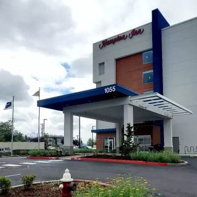 View of front entrance of Hampton Inn Hotel Bellingham.